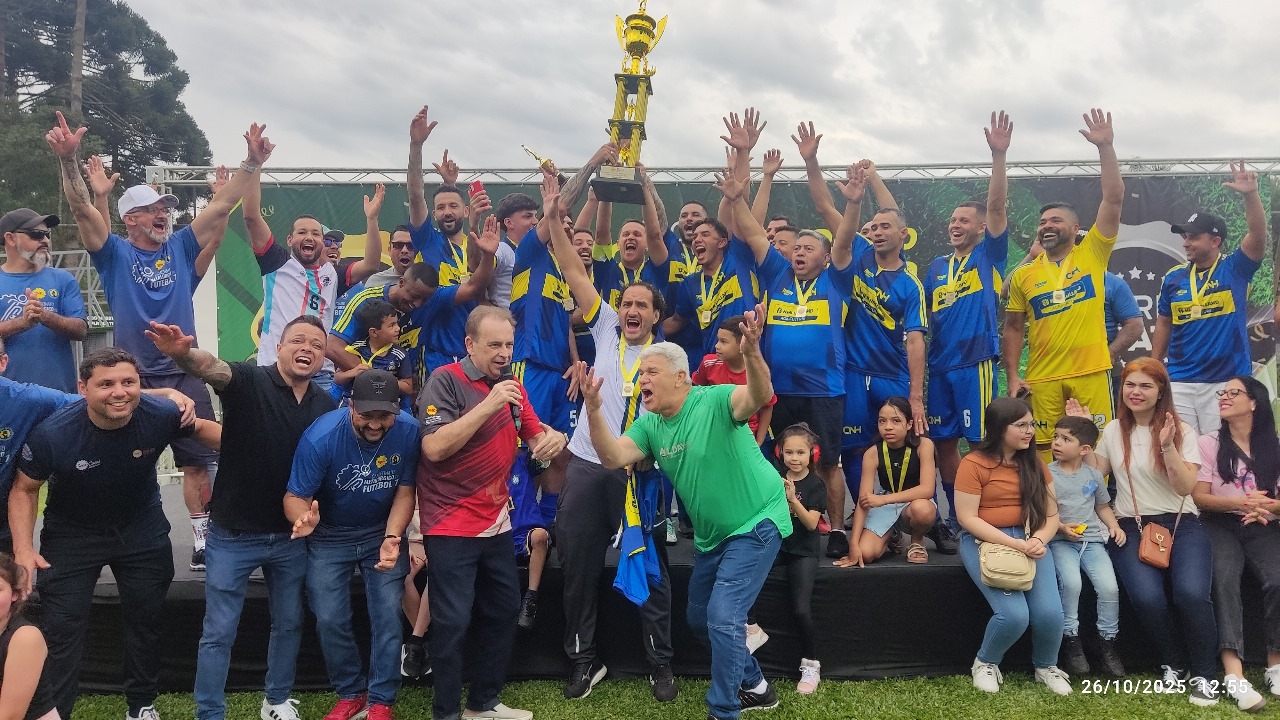 O time da CNH recebe o troféu de campeã da série Ouro.
